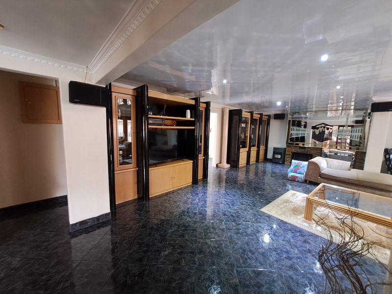 Beautiful 5 Bedroom house - Irene Park - Photo 10