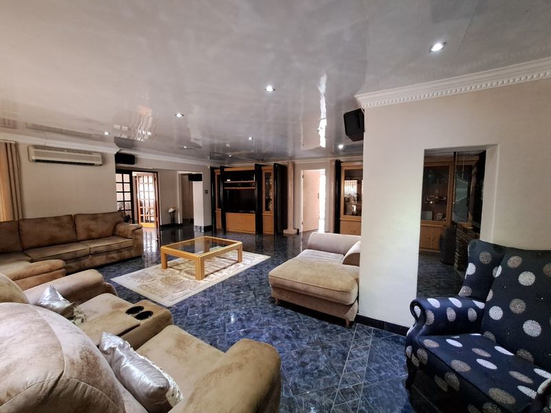 Beautiful 5 Bedroom house - Irene Park - Photo 8