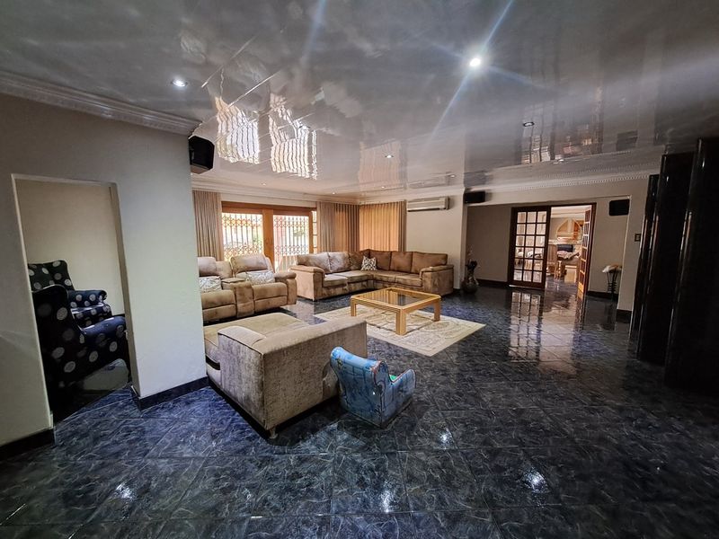 Beautiful 5 Bedroom house - Irene Park - Photo 7