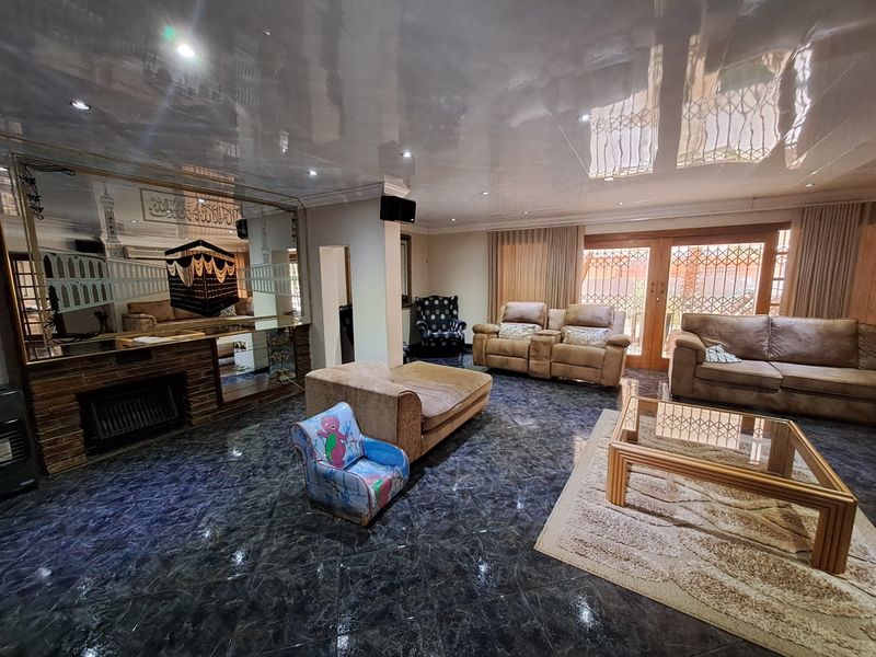 Beautiful 5 Bedroom house - Irene Park - Photo 6