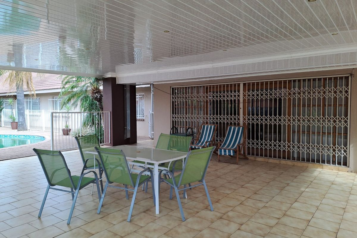 Beautiful 5 Bedroom house - Irene Park - Photo 4