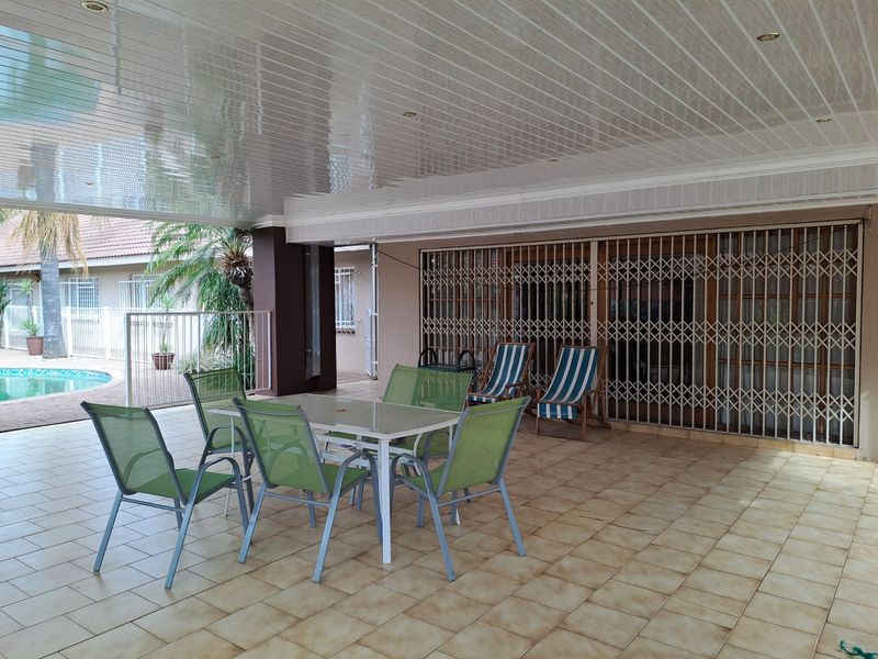 Beautiful 5 Bedroom house - Irene Park - Photo 4