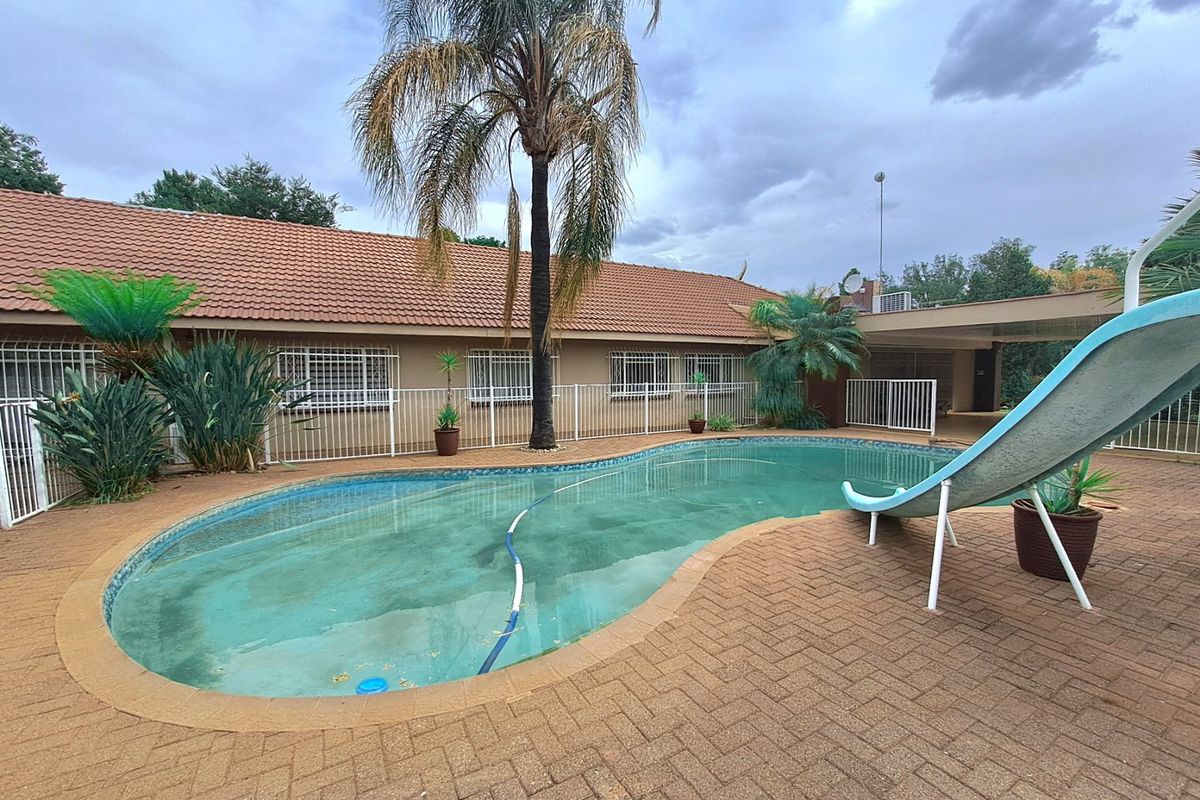 Beautiful 5 Bedroom house - Irene Park - Photo 2