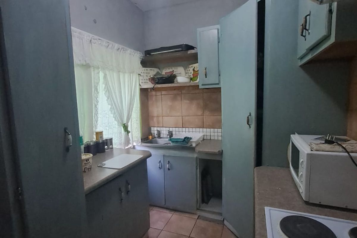 A lovely 2 Bedroom Duplex Townhouse in Wilkoppies for sale - Photo 5