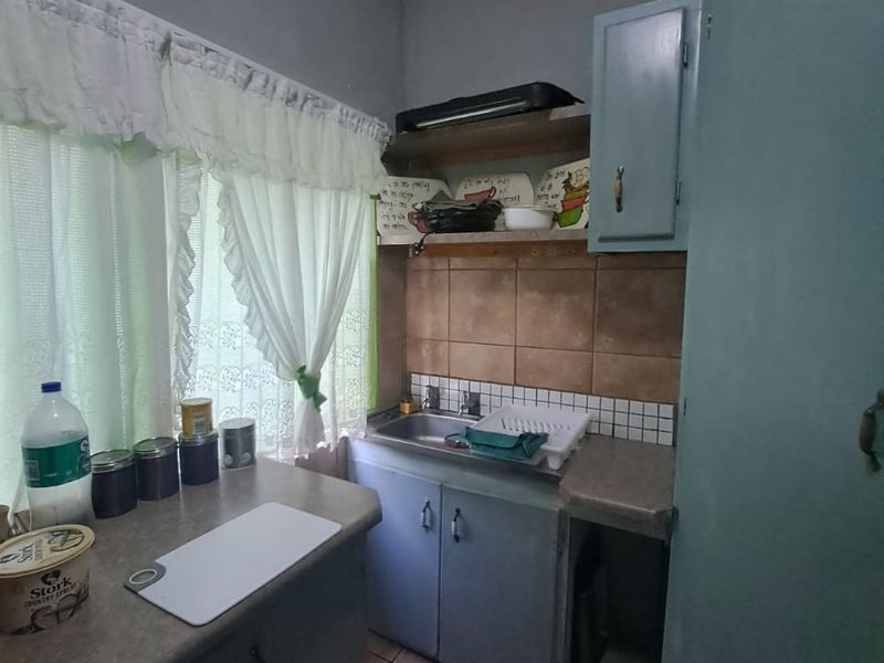 A lovely 2 Bedroom Duplex Townhouse in Wilkoppies for sale - Photo 3