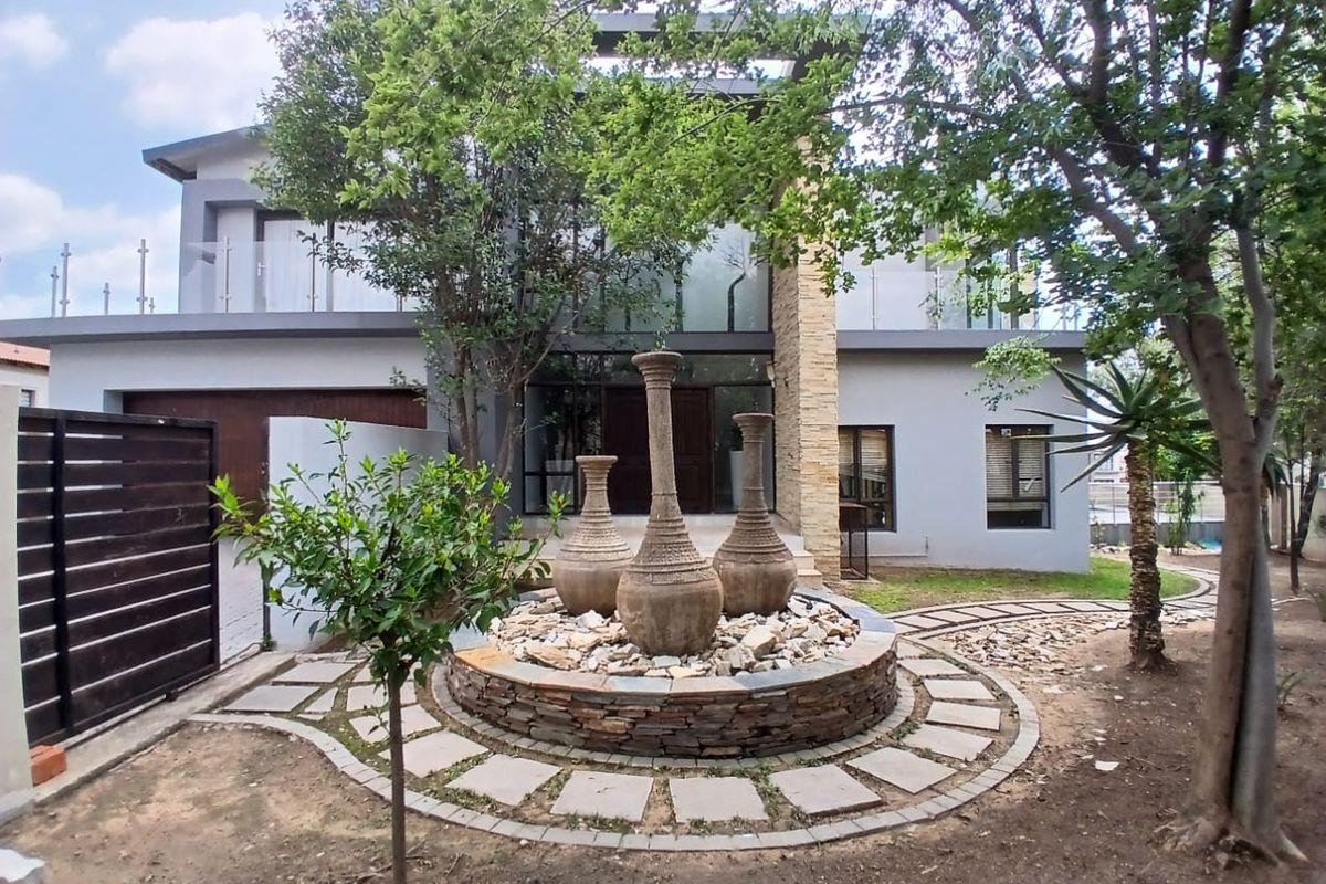 6 BEDROOM 5.5 BATHROOMS - Photo 2