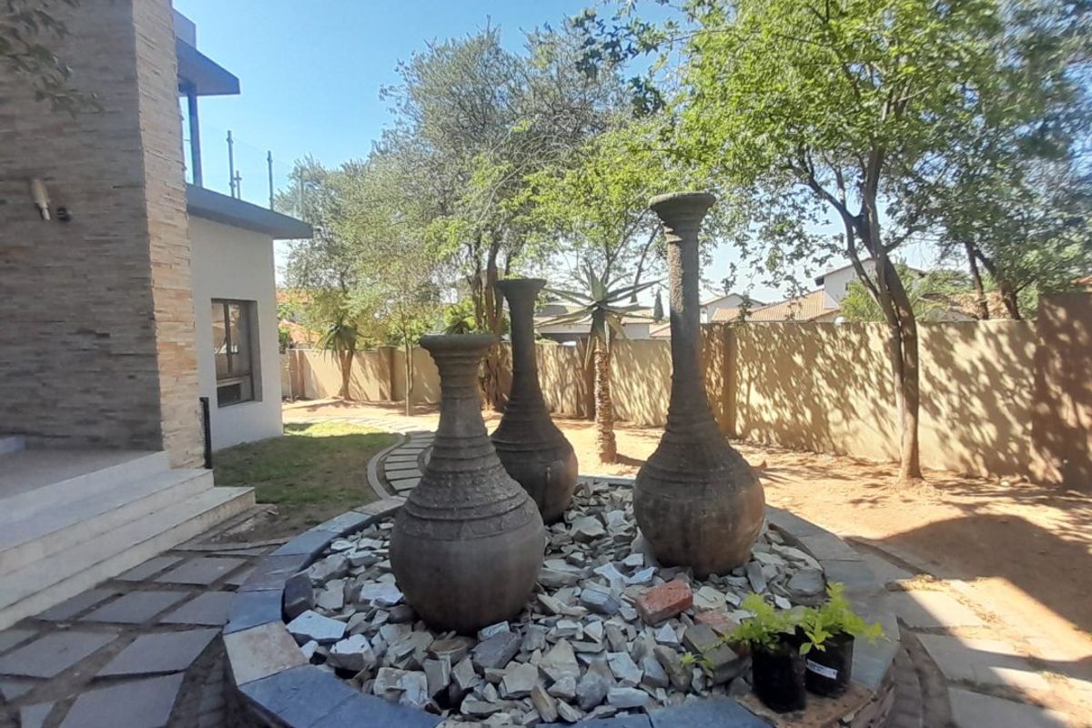 6 BEDROOM 5.5 BATHROOMS - Photo 3