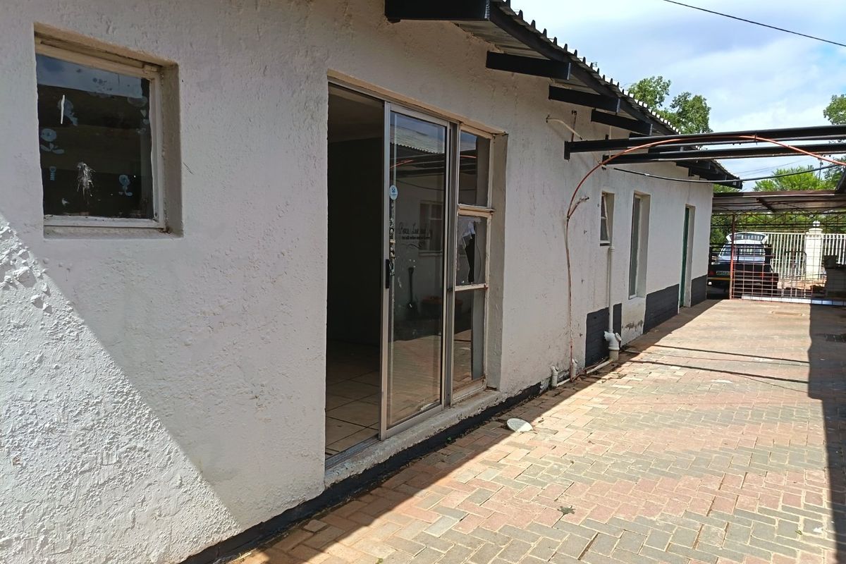 Welcome to this beautiful family home situated in the heart of Hospitaalpark. - Photo 3