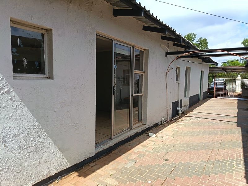 Welcome to this beautiful family home situated in the heart of Hospitaalpark. - Photo 3