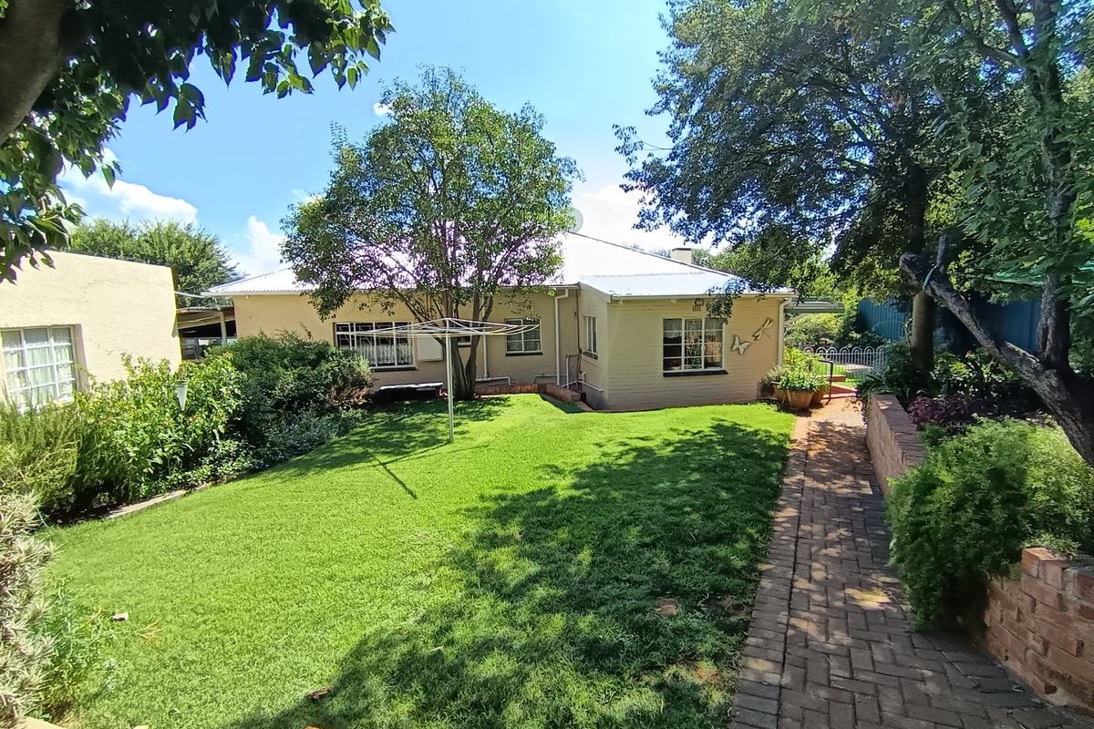 Beautiful 3 Bedroom house with two separate offices in Westdene, Bloemfontein - Photo 5