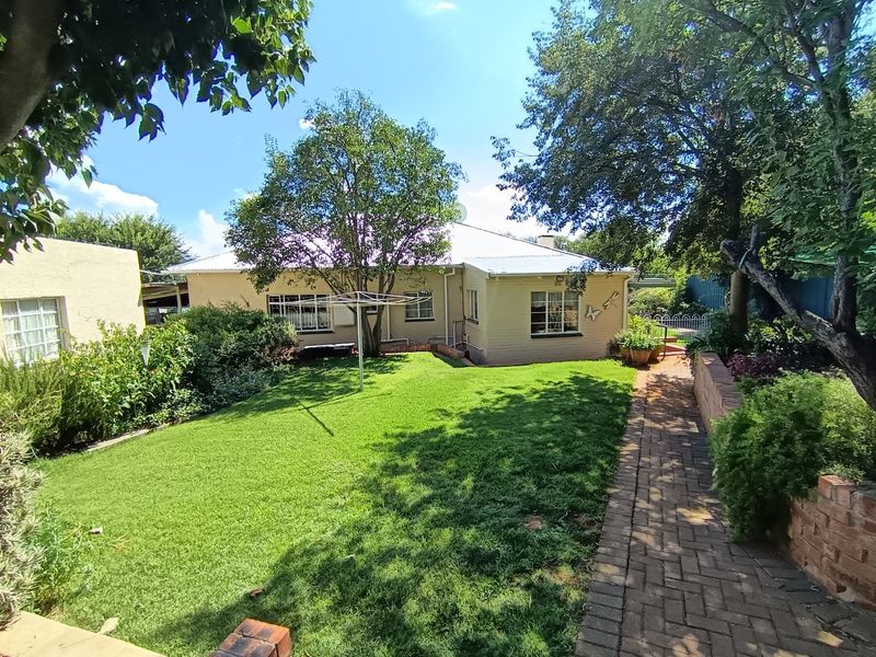 Beautiful 3 Bedroom house with two separate offices in Westdene, Bloemfontein - Photo 5