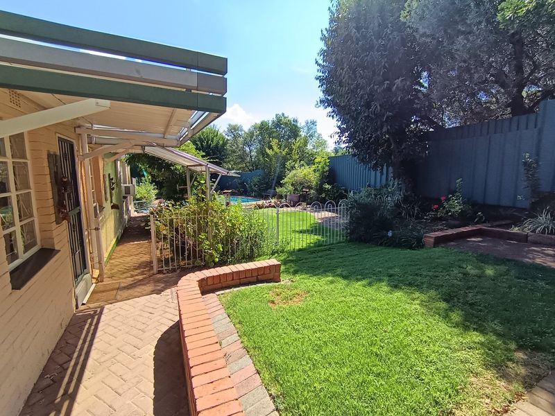 Beautiful 3 Bedroom house with two separate offices in Westdene, Bloemfontein - Photo 3