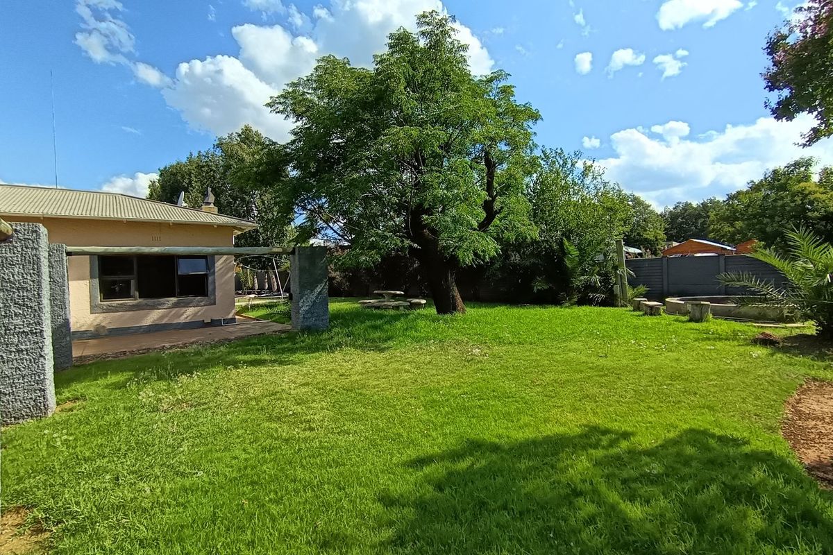 Beautiful 3 Bedroom house with two separate offices in Westdene, Bloemfontein - Photo 4