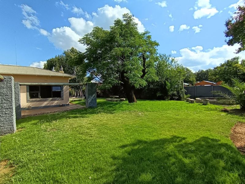 Beautiful 3 Bedroom house with two separate offices in Westdene, Bloemfontein - Photo 4