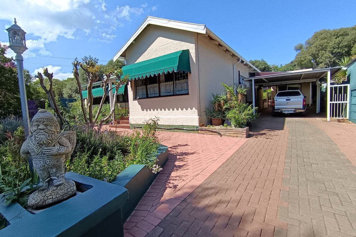 Beautiful 3 Bedroom house with two separate offices in Westdene, Bloemfontein - Photo 2