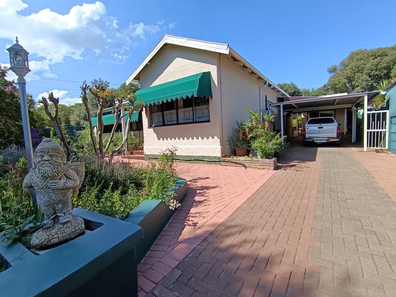 Beautiful 3 Bedroom house with two separate offices in Westdene, Bloemfontein - Photo 2