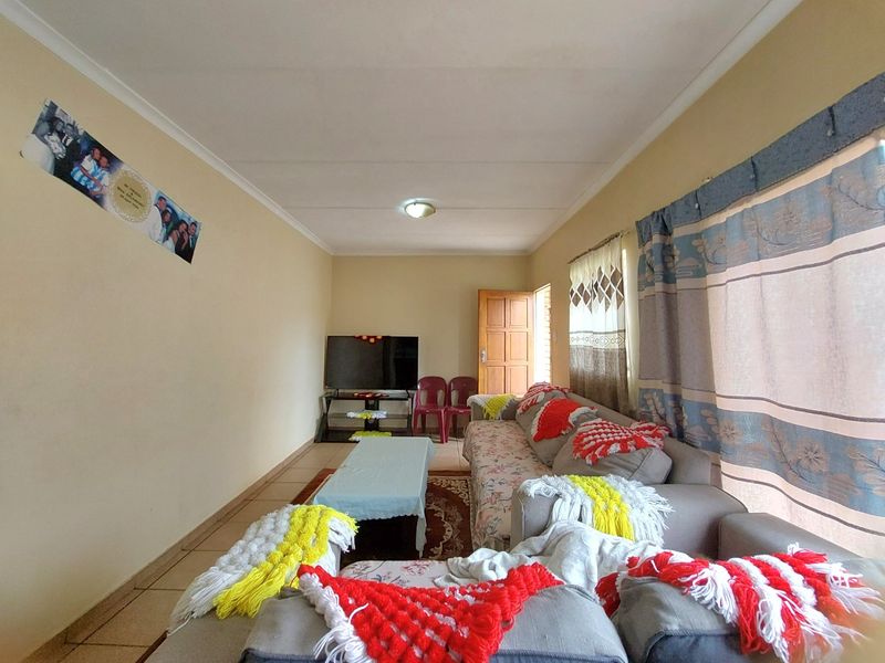Apartment for Sale in Brits Central – Ideal for a Start-Up Couple - Photo 4