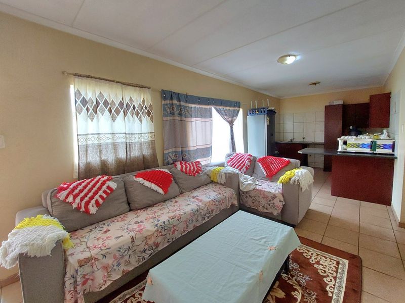 Apartment for Sale in Brits Central – Ideal for a Start-Up Couple - Photo 2