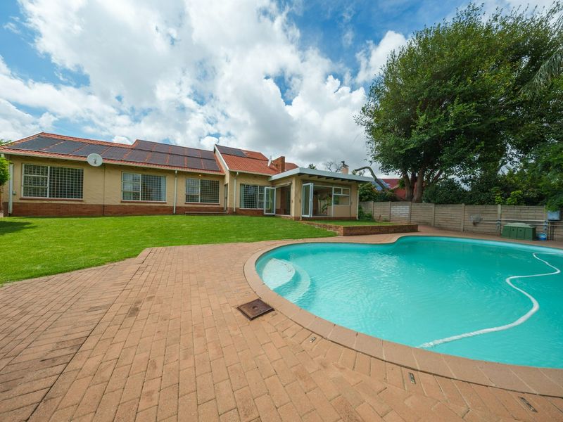 Lovely 3 Bedroom Home in Boomed Suburb - Photo 3