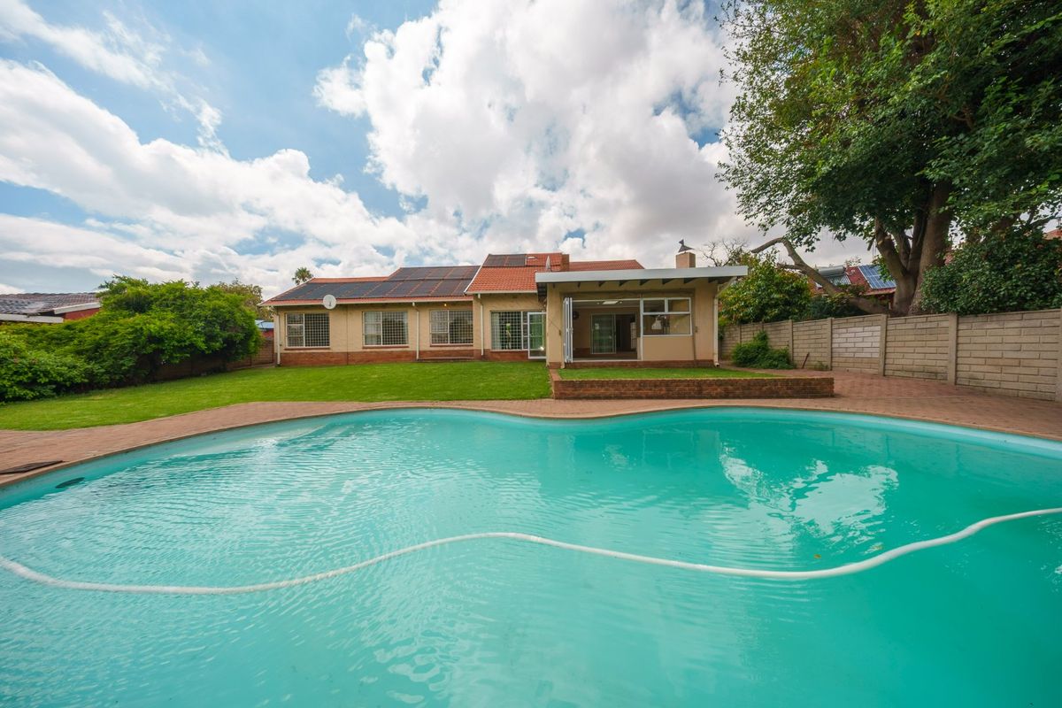 Lovely 3 Bedroom Home in Boomed Suburb - Photo 2