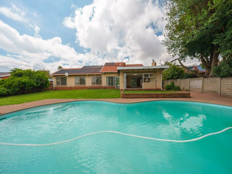 Lovely 3 Bedroom Home in Boomed Suburb - Photo 2