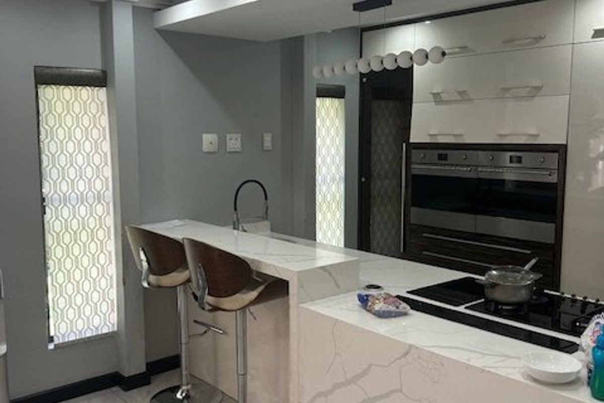 Energy-Smart Family Home in Sought-After Thorn Valley Estate - Photo 4