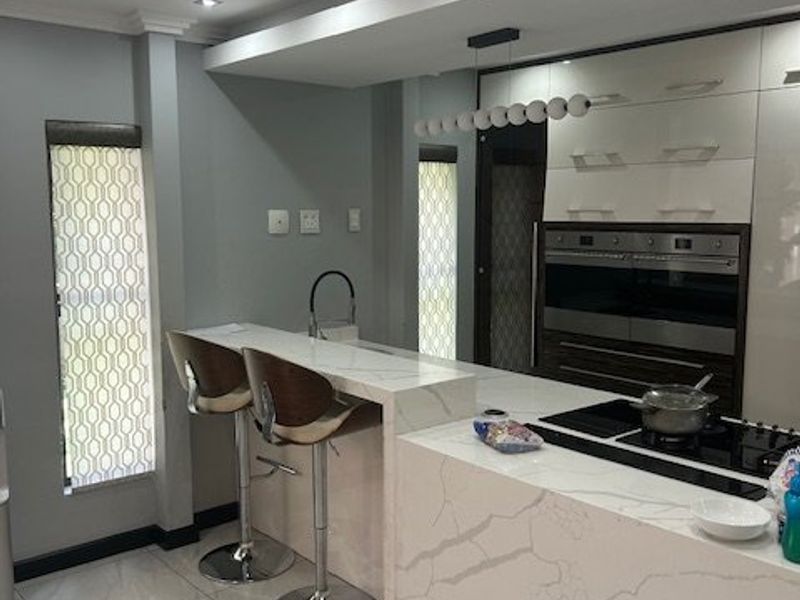 Energy-Smart Family Home in Sought-After Thorn Valley Estate - Photo 4