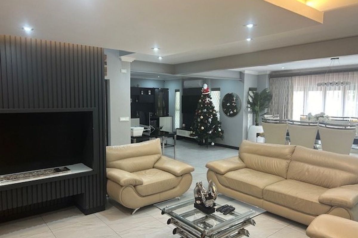 Energy-Smart Family Home in Sought-After Thorn Valley Estate - Photo 2