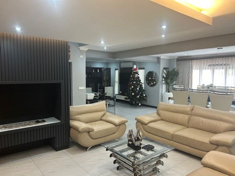 Energy-Smart Family Home in Sought-After Thorn Valley Estate - Photo 2