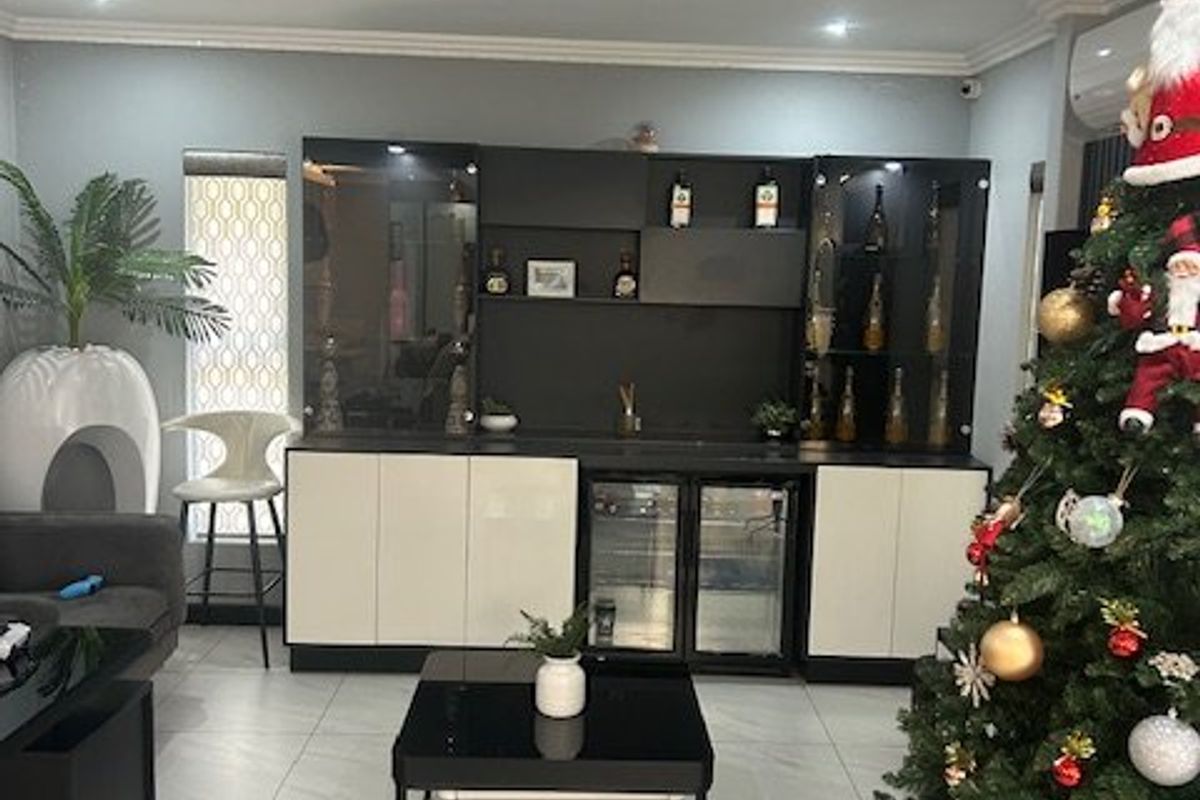 Energy-Smart Family Home in Sought-After Thorn Valley Estate - Photo 5