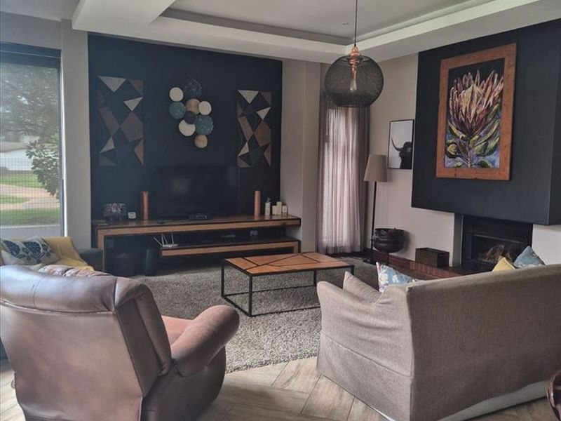 Elegant Four-Bedroom Family Home with Pool - Photo 2