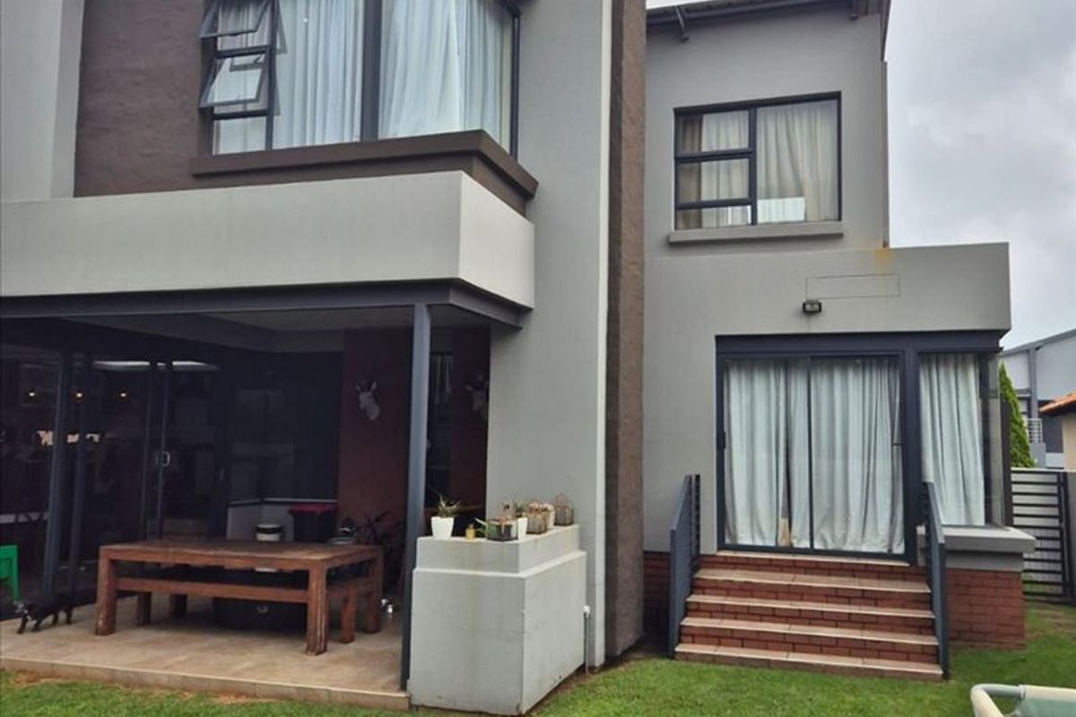 Elegant Four-Bedroom Family Home with Pool - Photo 3