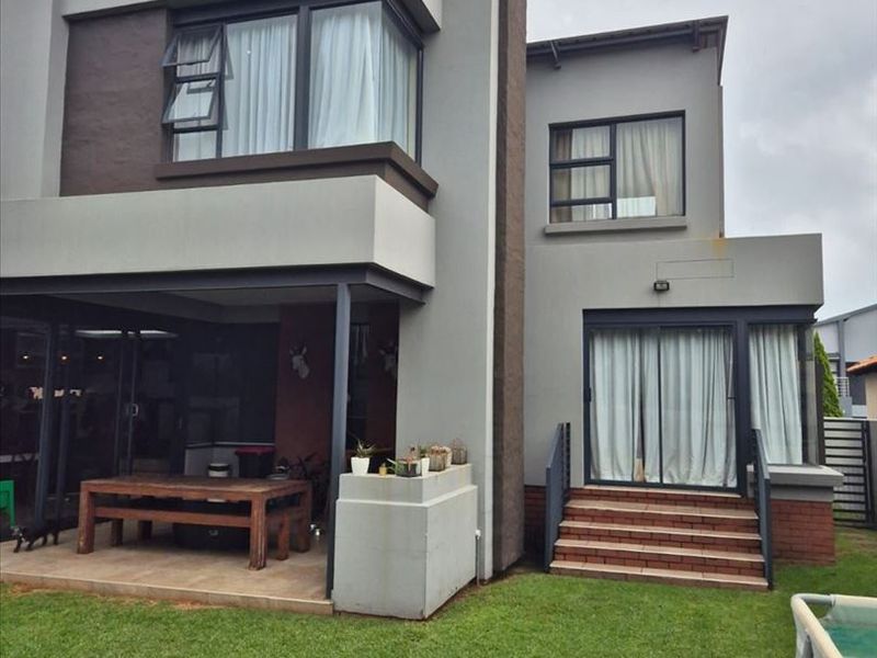 Elegant Four-Bedroom Family Home with Pool - Photo 3