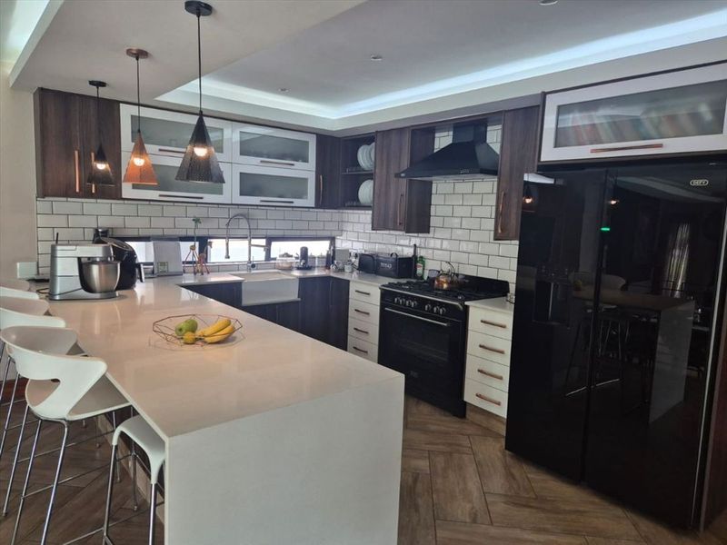 Elegant Four-Bedroom Family Home with Pool - Photo 1