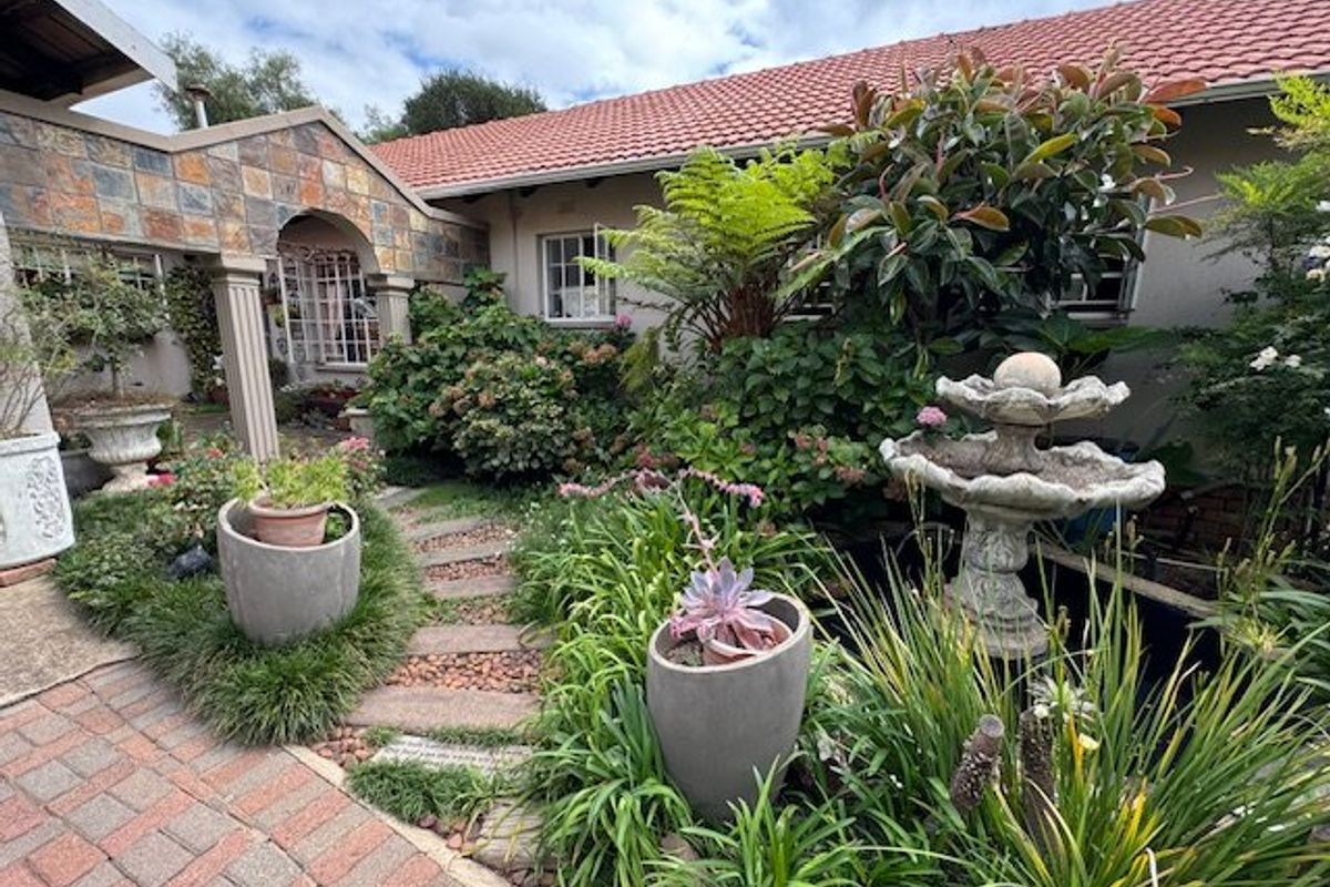 Spacious Family Home with Multiple Living Areas - Photo 4