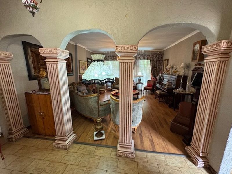 Spacious Family Home with Multiple Living Areas - Photo 7