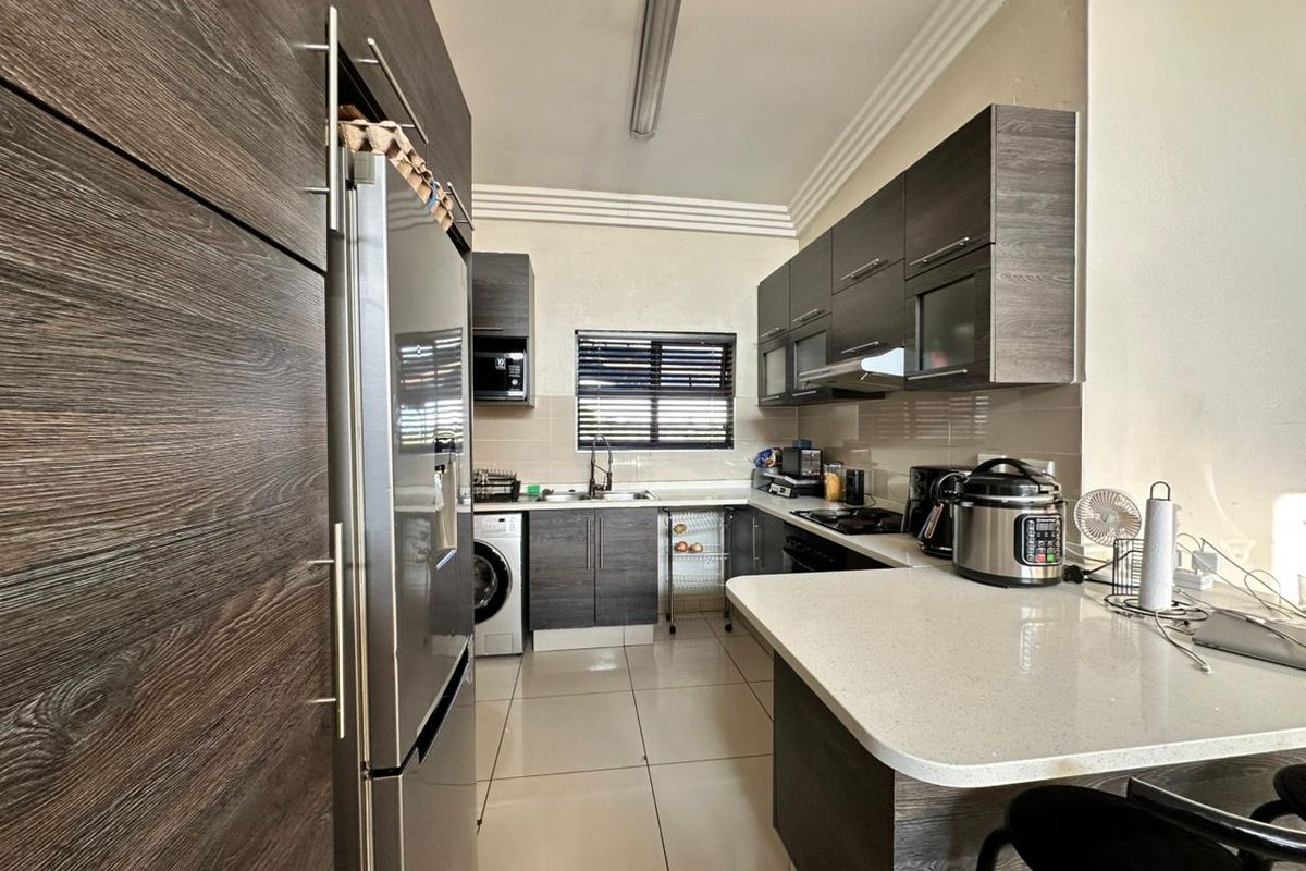 Spacious Three-Bedroom Apartment with Modern Finishes - Photo 2