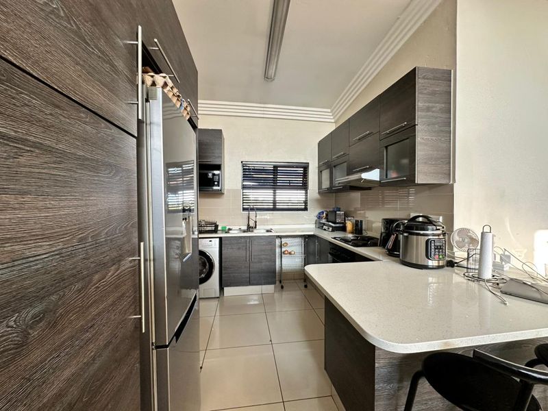 Spacious Three-Bedroom Apartment with Modern Finishes - Photo 2