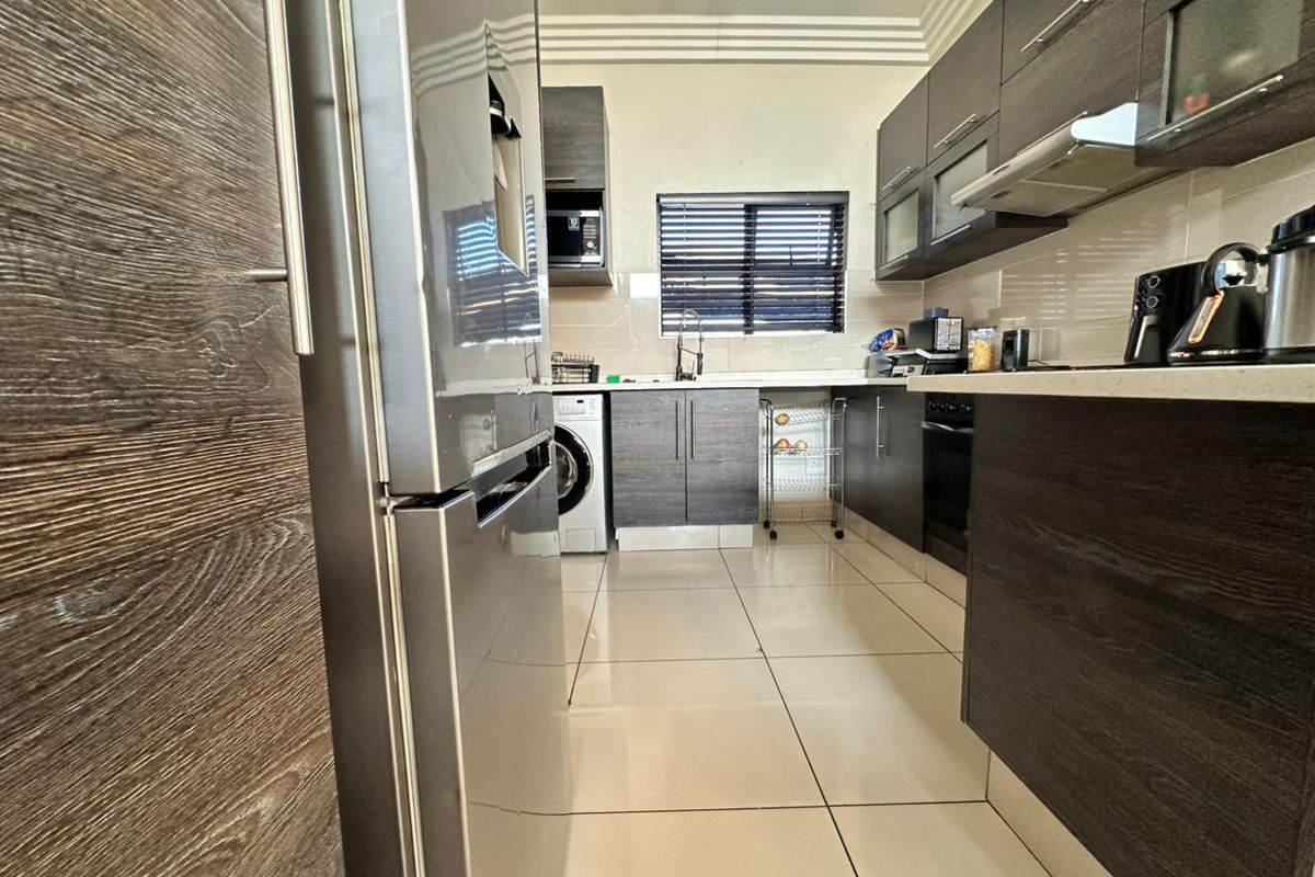 Spacious Three-Bedroom Apartment with Modern Finishes - Photo 4