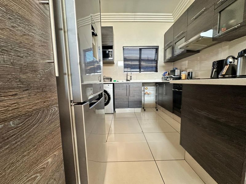 Spacious Three-Bedroom Apartment with Modern Finishes - Photo 4