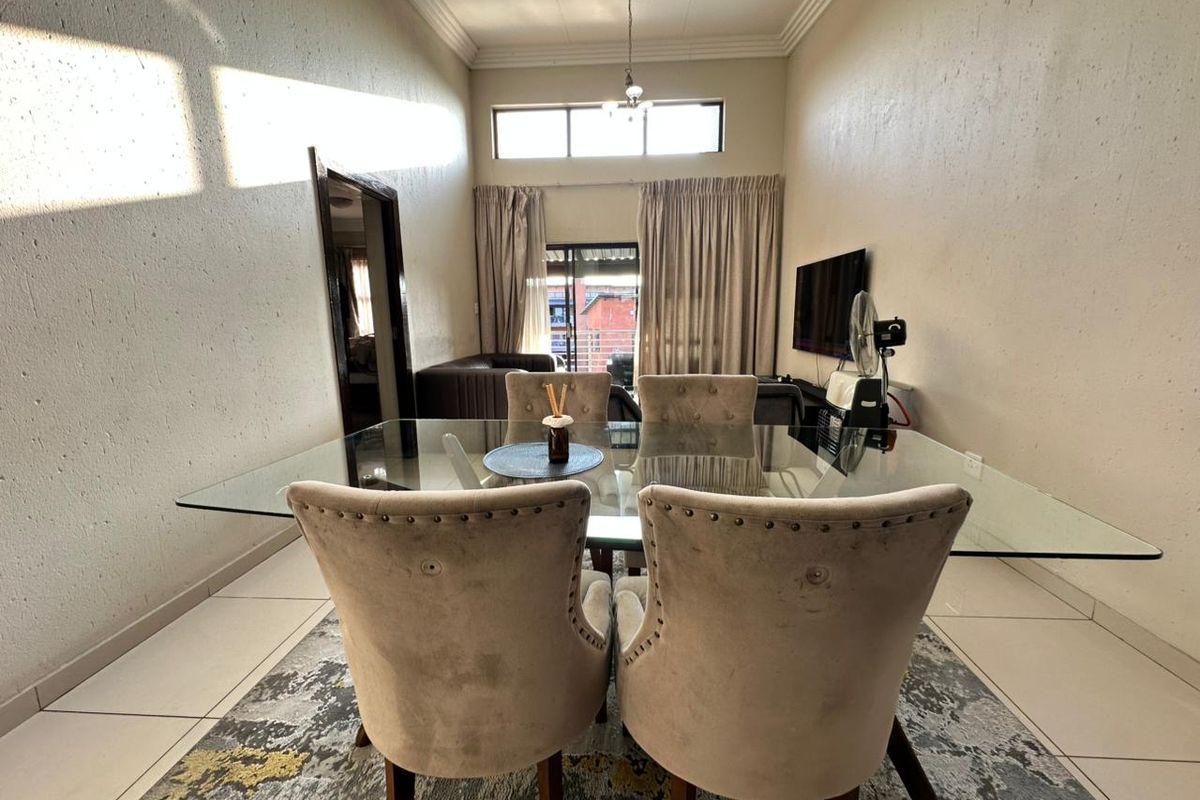 Spacious Three-Bedroom Apartment with Modern Finishes - Photo 5