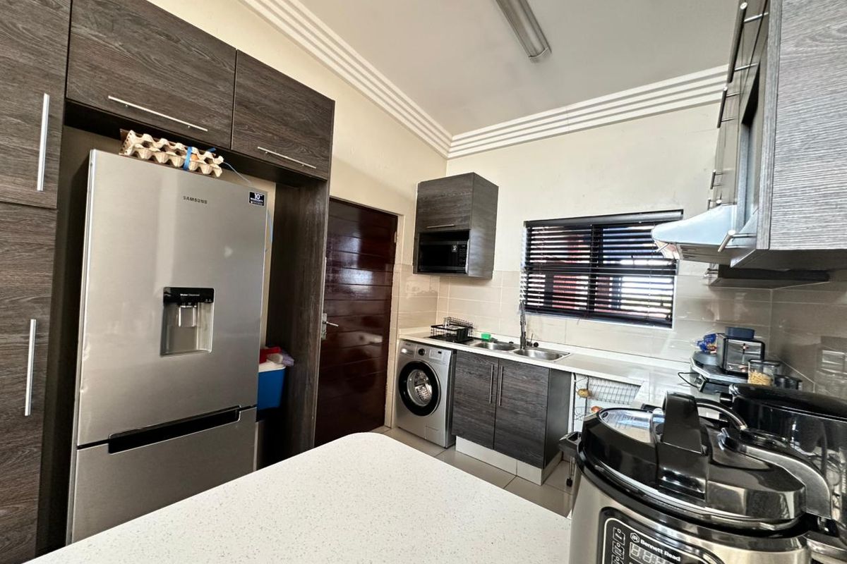 Spacious Three-Bedroom Apartment with Modern Finishes - Photo 3