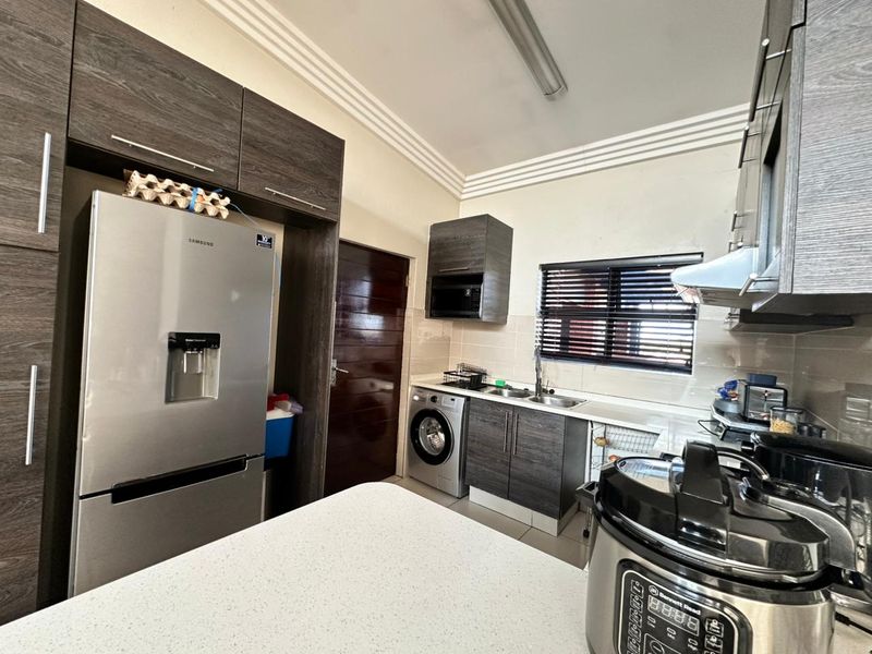 Spacious Three-Bedroom Apartment with Modern Finishes - Photo 3