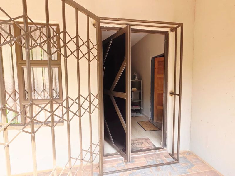 3 Bedroom House For Sale in Stilfontein Ext 1 - Photo 3