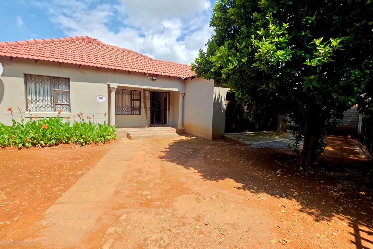 3 Bedroom House For Sale in Stilfontein Ext 1 - Photo 2