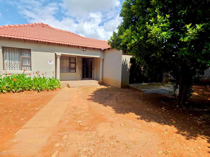 3 Bedroom House For Sale in Stilfontein Ext 1 - Photo 2