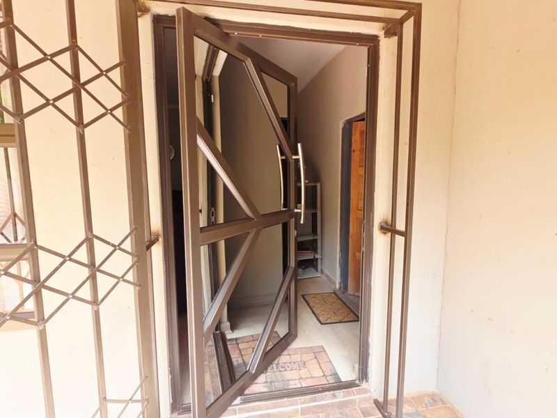 3 Bedroom House For Sale in Stilfontein Ext 1 - Photo 4