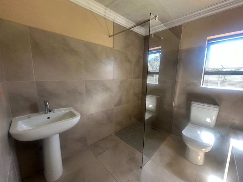 Newly renovated family home in VANDERBIJLPARK SW AREA - Photo 4