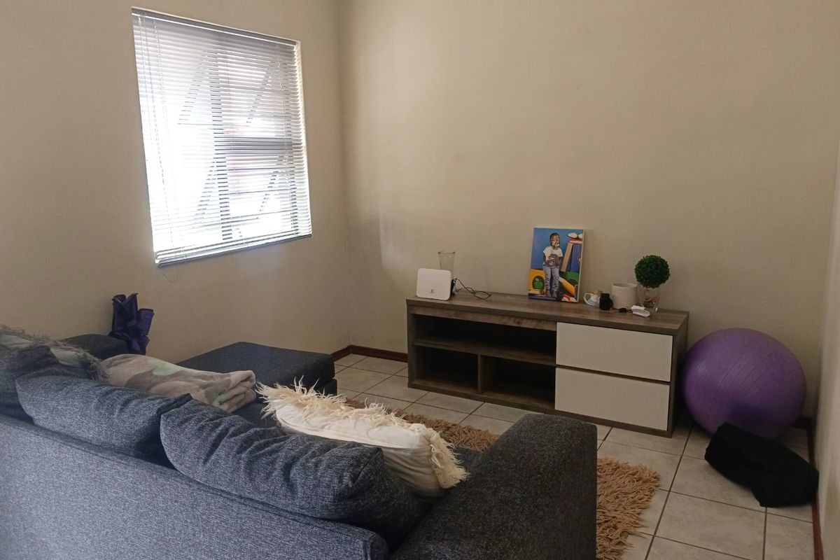 Up for Grabs! - Photo 4