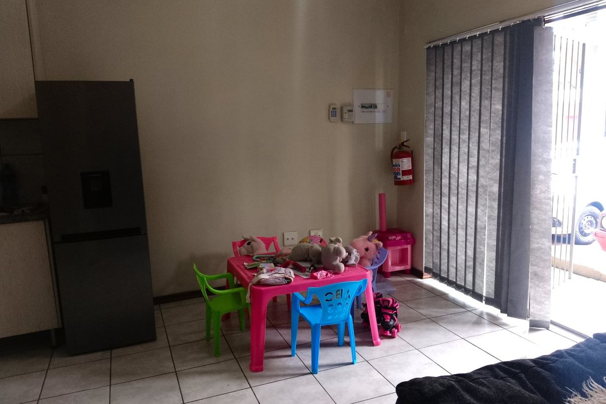 Up for Grabs! - Photo 5